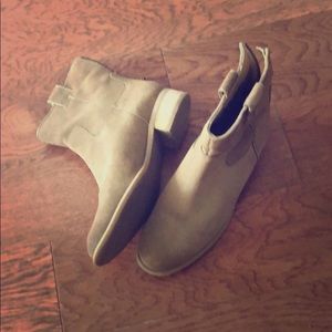 Like new Nine West boots/ booties , neutral color